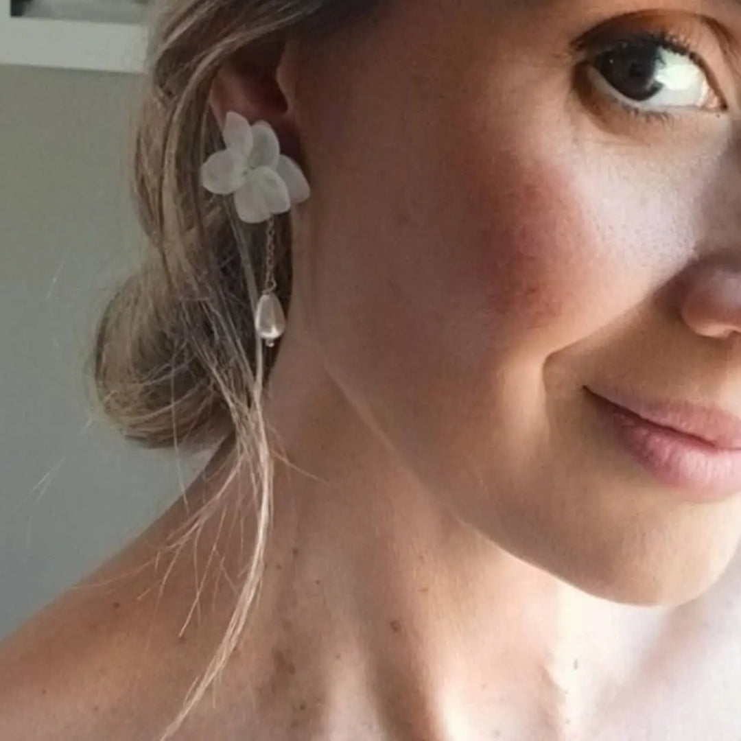Ania- Pendentes D'Oreilles À Fleurs Blanches Stabilisées: Doré L'atelier du 6