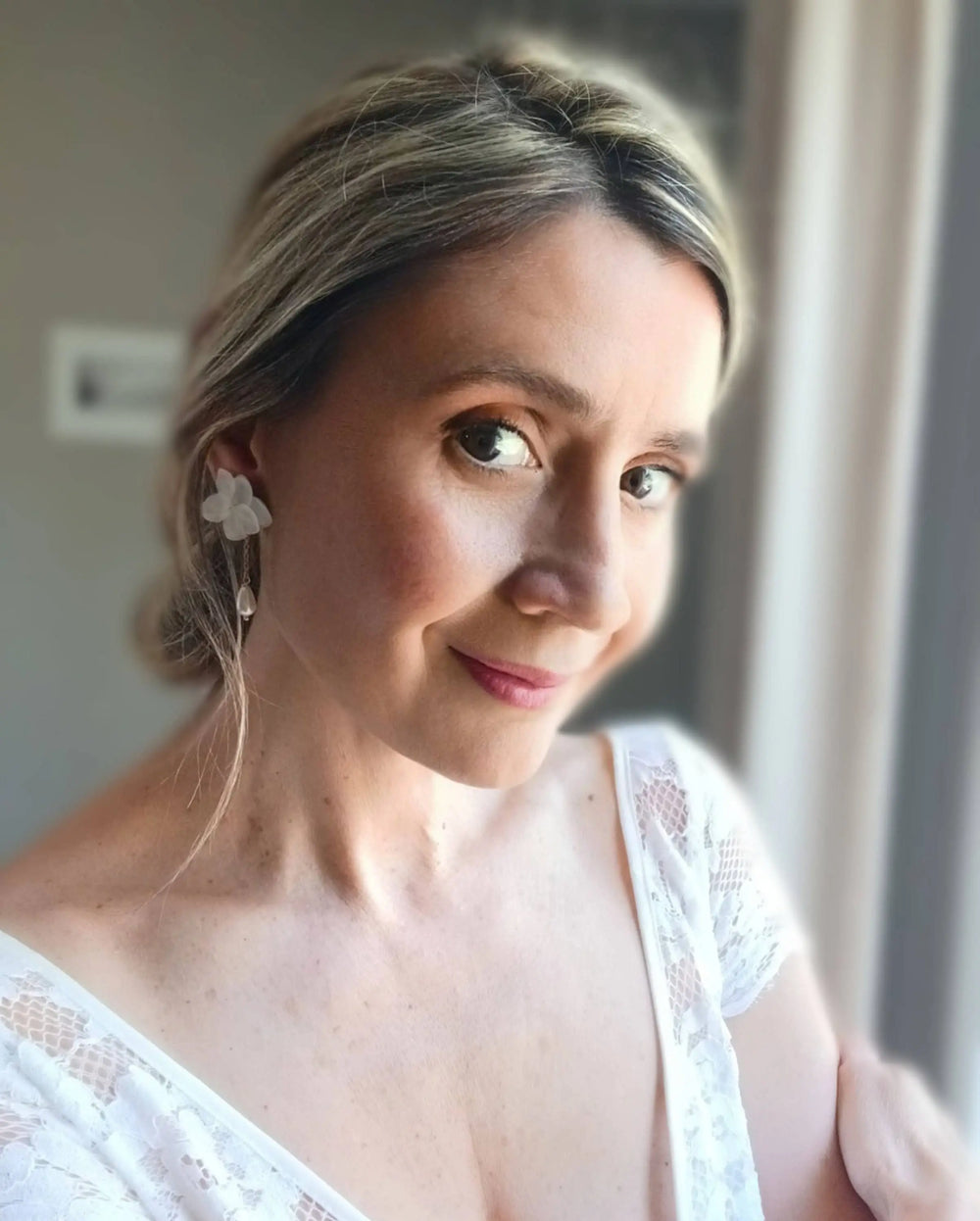 Ania- Pendentes D'Oreilles À Fleurs Blanches Stabilisées: Doré L'atelier du 6