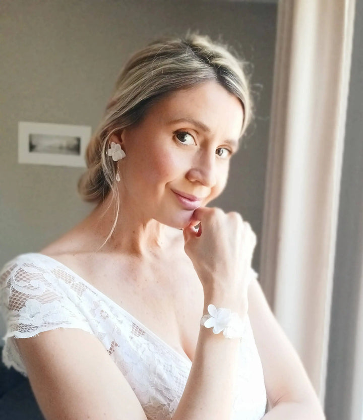 Ania- Pendentes D'Oreilles À Fleurs Blanches Stabilisées: Doré L'atelier du 6