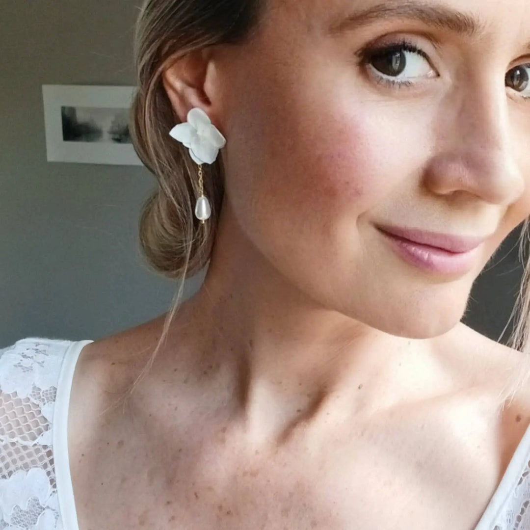Ania- Pendentes D'Oreilles À Fleurs Blanches Stabilisées: Doré L'atelier du 6