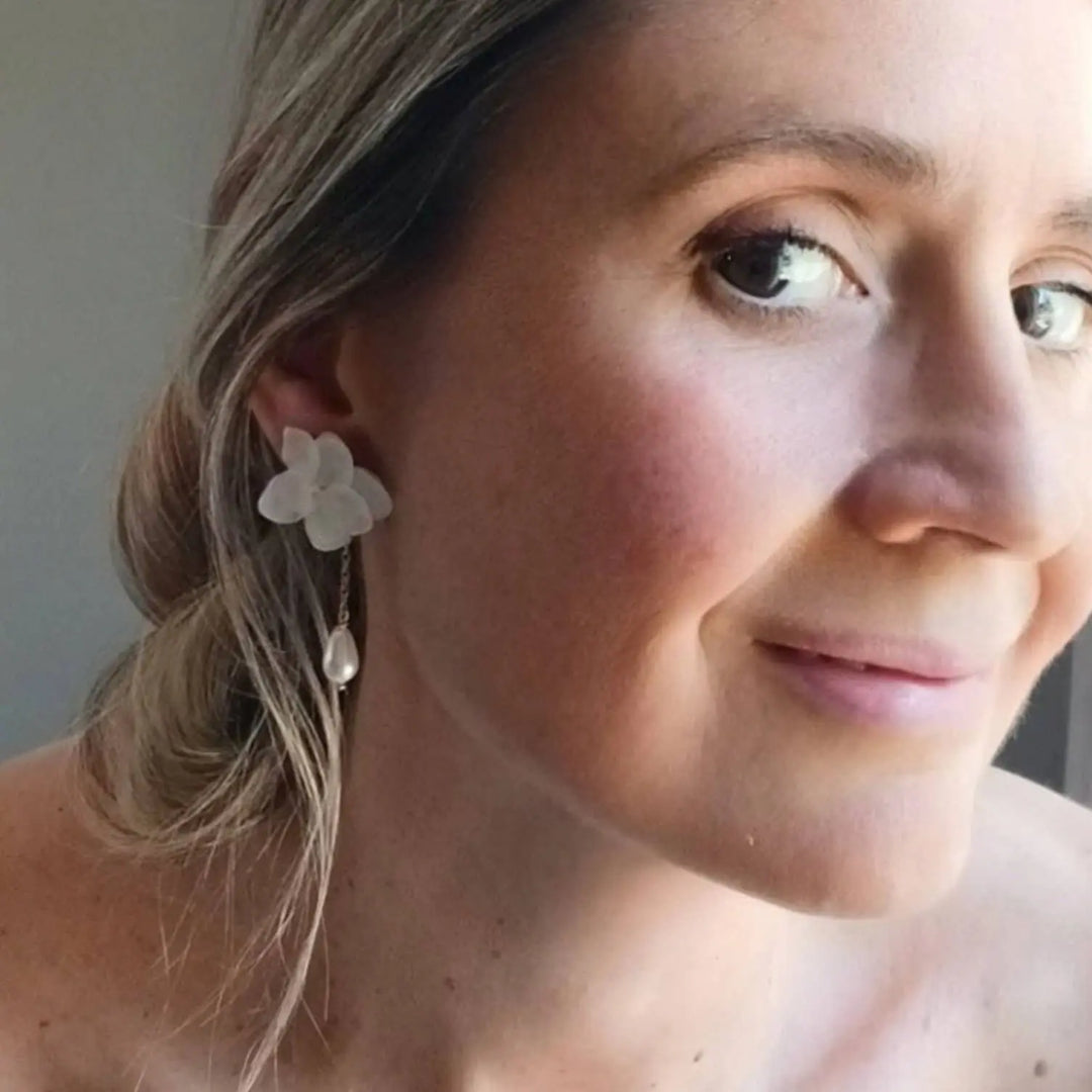 Ania- Pendentes D'Oreilles À Fleurs Blanches Stabilisées: Doré L'atelier du 6