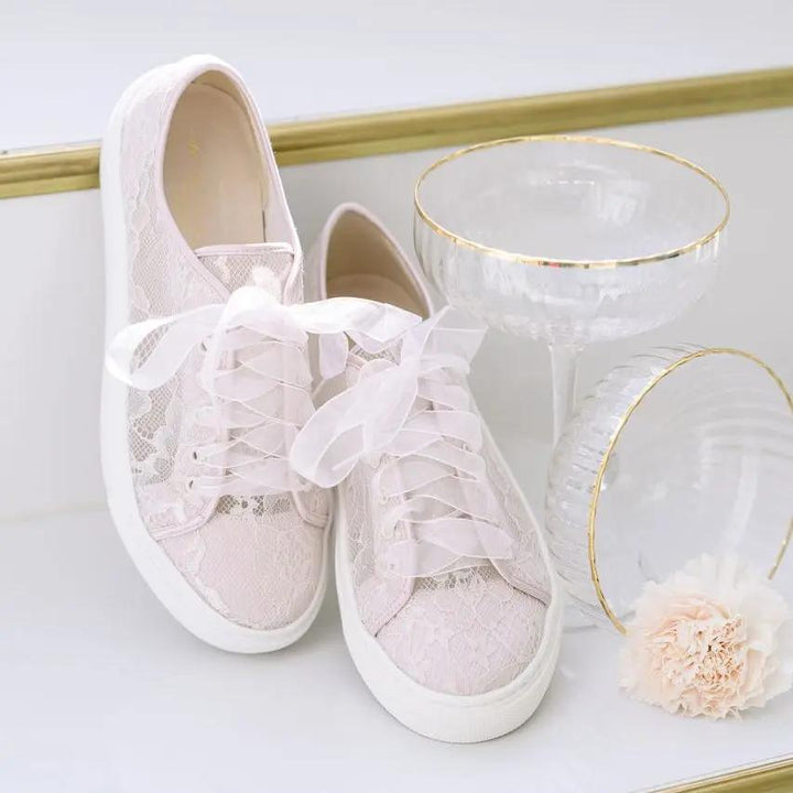 BASKETS DE MARIÉE NADINE ROSE BLUSH – DENTELLE TRANSPARENTE ET LACETS ORGANZA OU SATIN G.Westerleigh