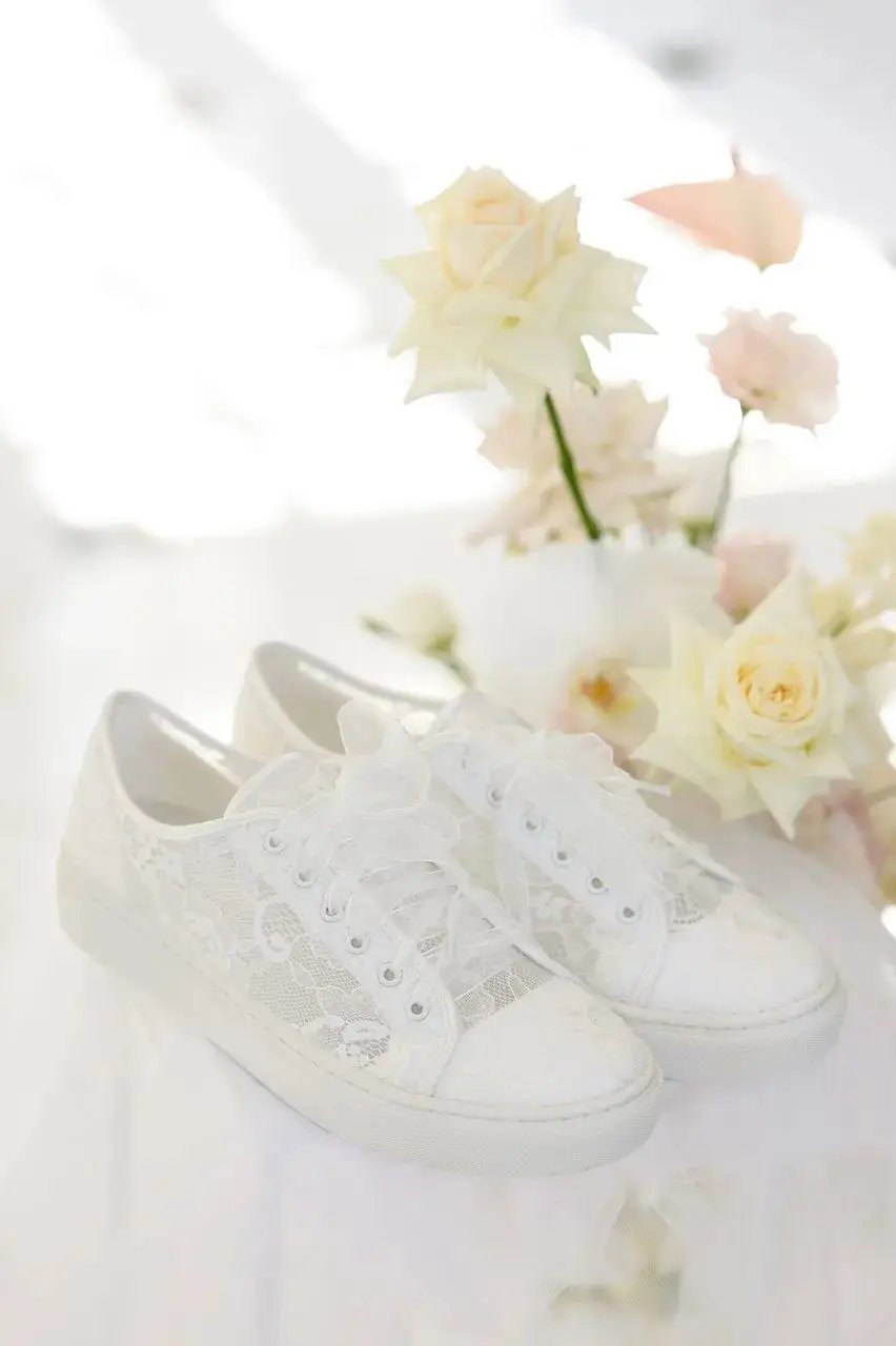 BASKETS DE MARIÉE NADINE – DENTELLE IVOIRE TRANSPARENTE ET LACETS ORGANZA OU SATIN G.Westerleigh