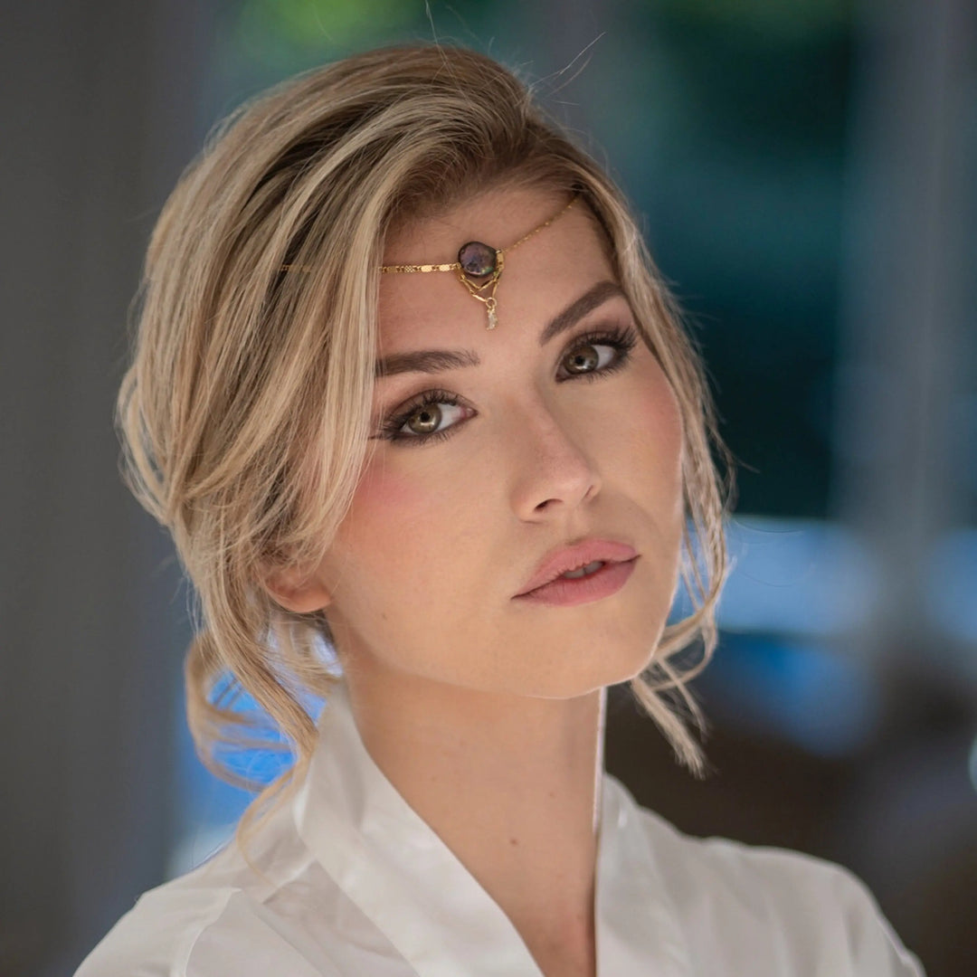 BIJOU DE TÊTE DE MARIÉE PURPLE PEARL – CHAÎNES PLAQUÉ OR & PERLE PRUNE IRISÉE SORRY MAJESTY