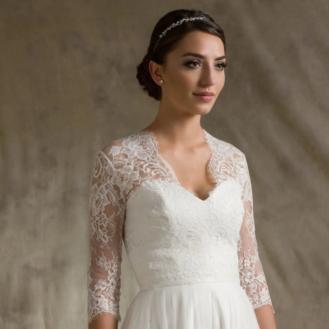 BOLÉRO DE MARIÉE GWYNETH BK66 EN DENTELLE FRANÇAISE – COL V IVOIRE Novias