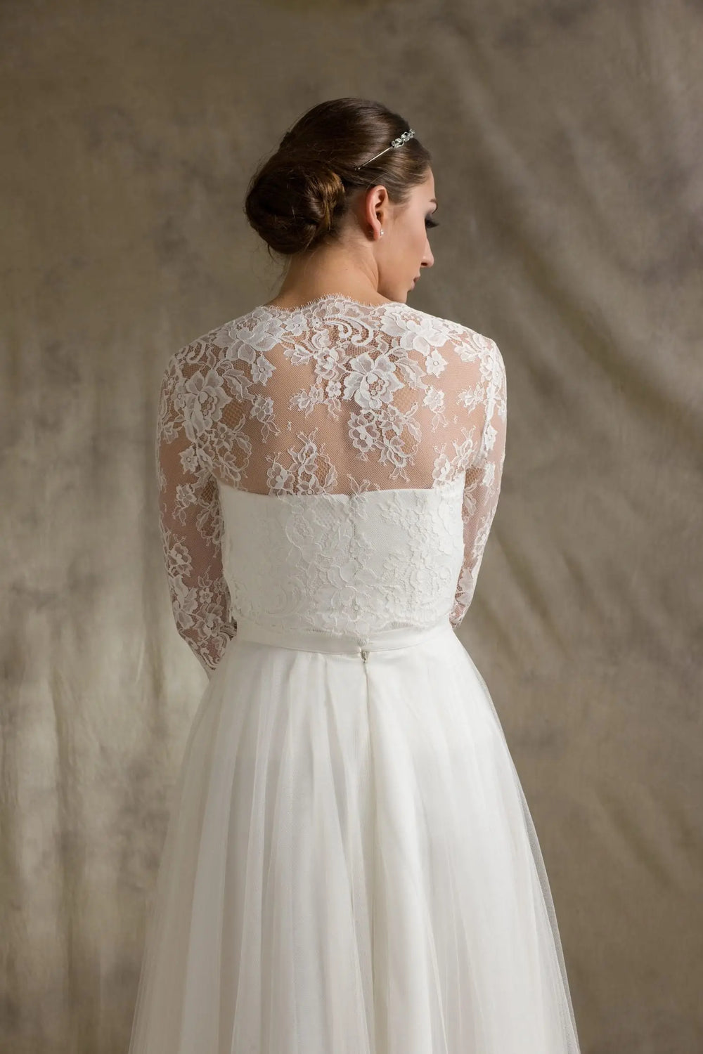 BOLÉRO DE MARIÉE GWYNETH BK66 EN DENTELLE FRANÇAISE – COL V IVOIRE Novias