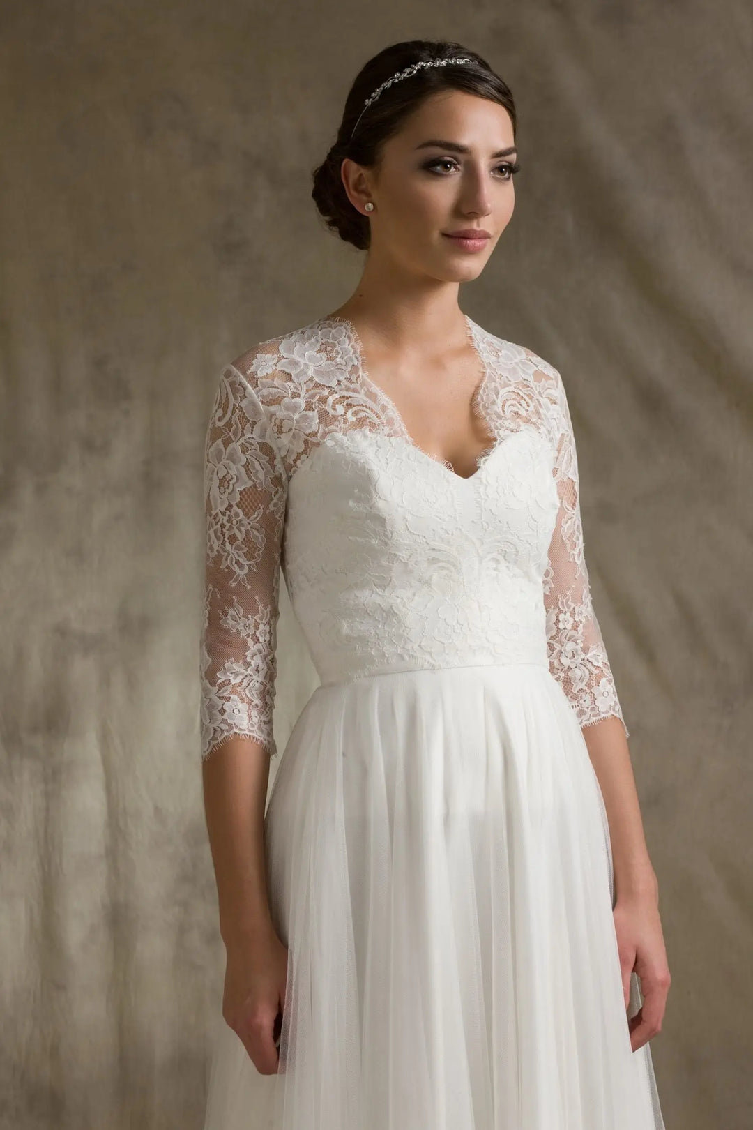 BOLÉRO DE MARIÉE GWYNETH BK66 EN DENTELLE FRANÇAISE – COL V IVOIRE Novias