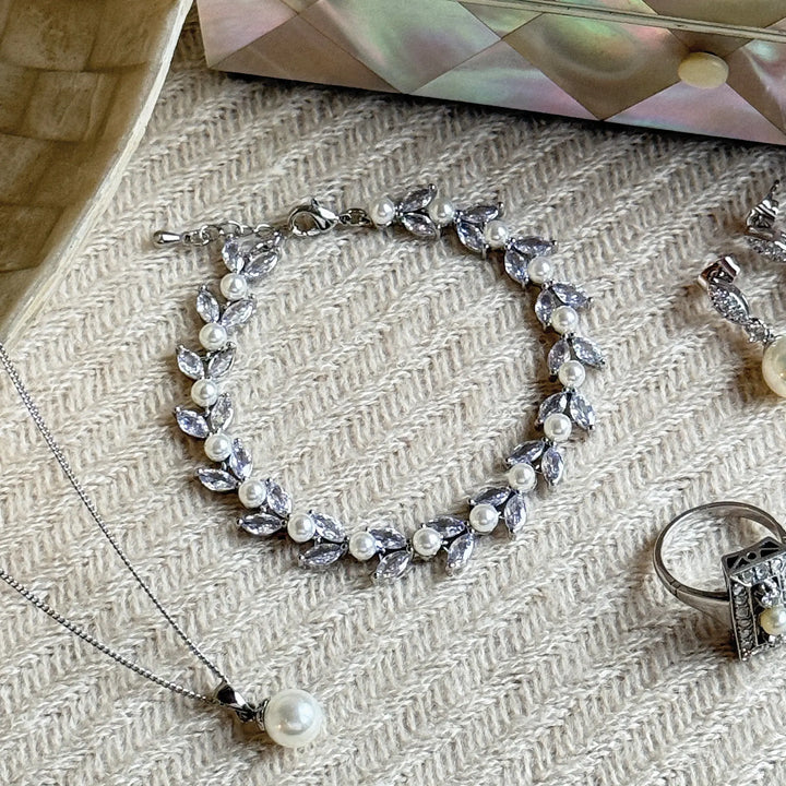 BOSTON – BRACELET FEUILLAGE CRISTAUX & PERLES Ivory and co