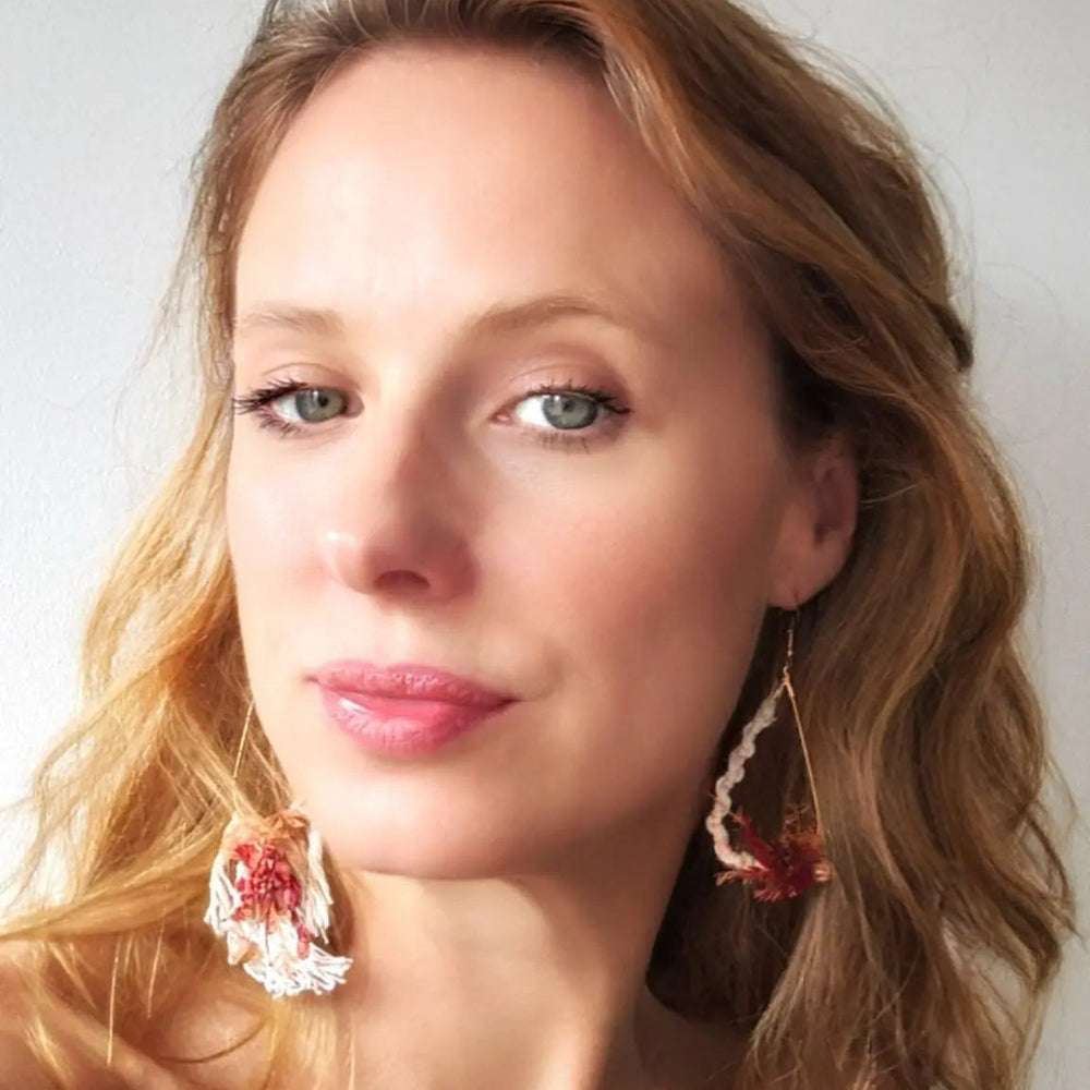 BOUCLES D'OREILLES ASYMÉTRIQUES FRIDA - ESPRIT BOHÈME CHIC  PORTÉE VU DE FACE QUI MONTRE LES DIFFERENCE ENTRES LES DEUX BOUCLES D OREILLES
