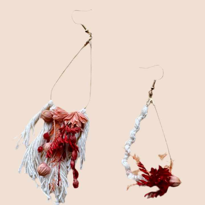 BOUCLES D'OREILLES ASYMÉTRIQUES FRIDA - ESPRIT BOHÈME CHIC EN MACRAMÉ ET FLEURS SÉCHÉES