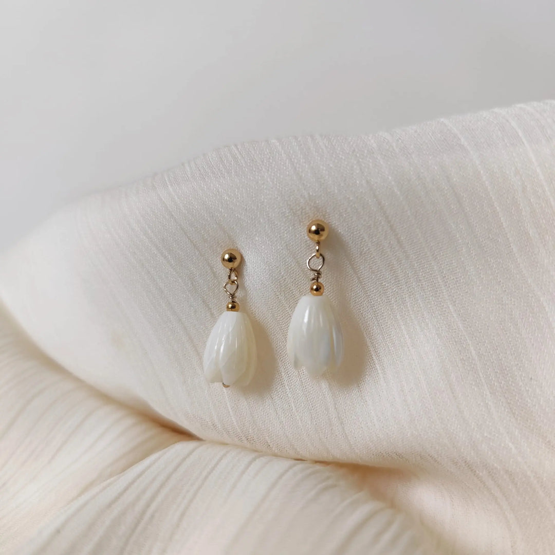 BOUCLES D’OREILLES FLEUR DE JASMIN EN NACRE — SIDONIE Petite Léonie