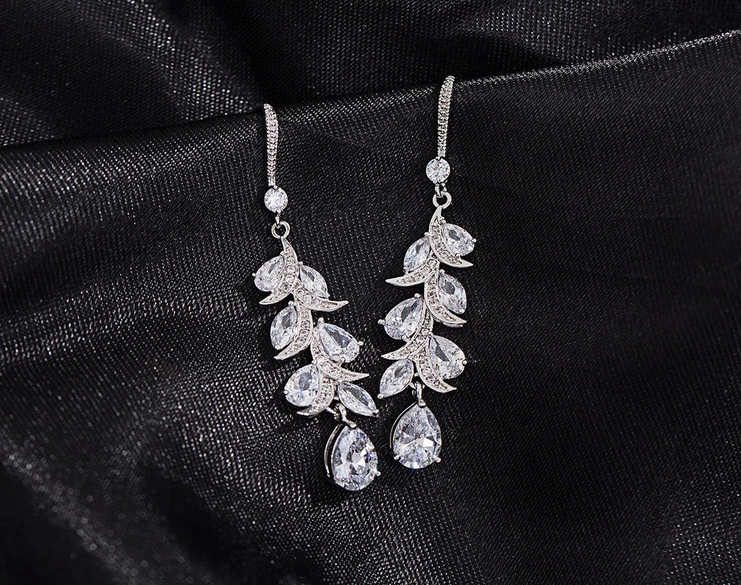 BOUCLES D’OREILLES LONGUES MARIÉE ZIRCONIUM SCINTILLANTES – EG4401 G.Westerleigh