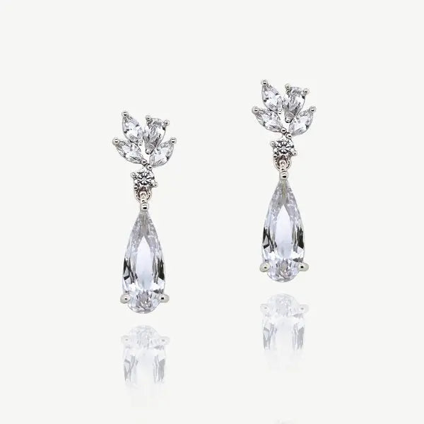 BOUCLES D’OREILLES LONGUES PENDANTES EN CRISTAL RHODIÉ PARIS (Copie) Ivory and co