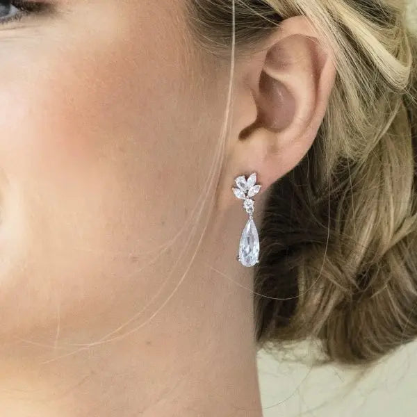 BOUCLES D’OREILLES LONGUES PENDANTES EN CRISTAL RHODIÉ PARIS (Copie) Ivory and co