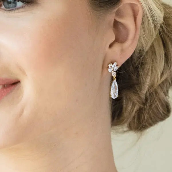 BOUCLES D’OREILLES LONGUES PENDANTES EN CRISTAL RHODIÉ PARIS (Copie) Ivory and co