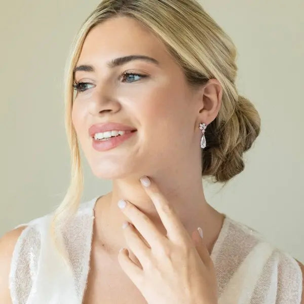 BOUCLES D’OREILLES LONGUES PENDANTES EN CRISTAL RHODIÉ PARIS (Copie) Ivory and co