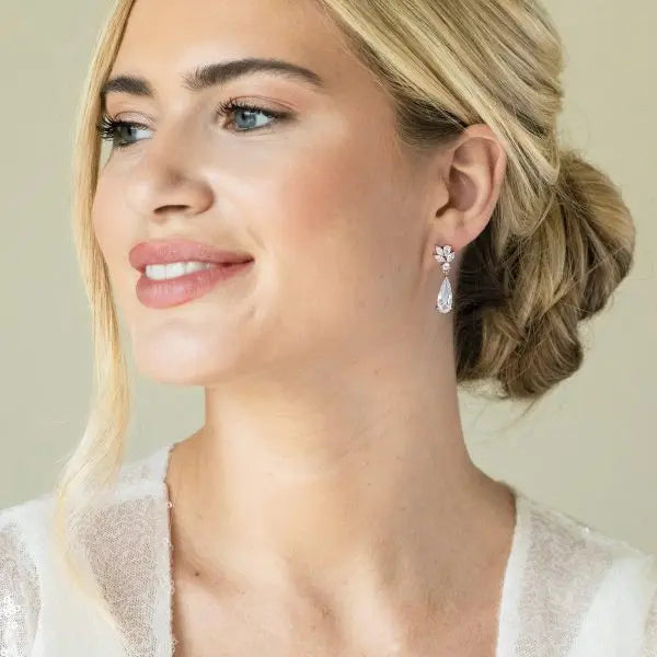 BOUCLES D’OREILLES LONGUES PENDANTES EN CRISTAL RHODIÉ PARIS (Copie) Ivory and co