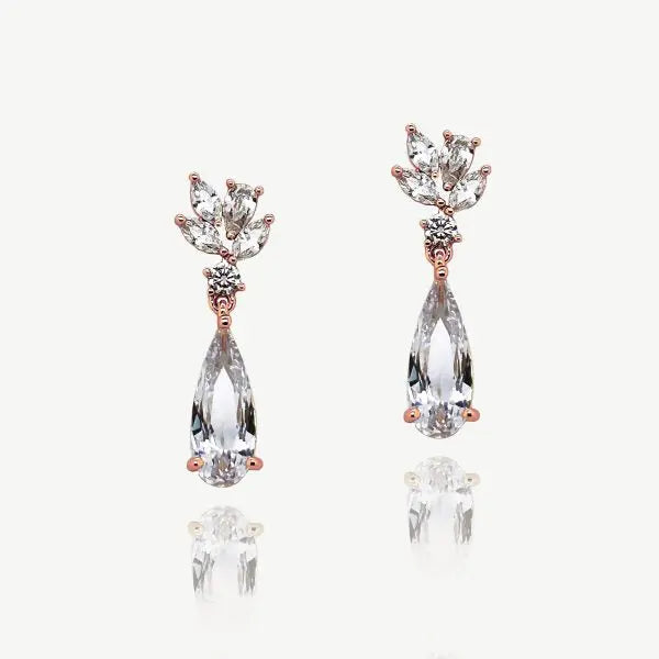 BOUCLES D’OREILLES LONGUES PENDANTES EN CRISTAL RHODIÉ PARIS (Copie) Ivory and co