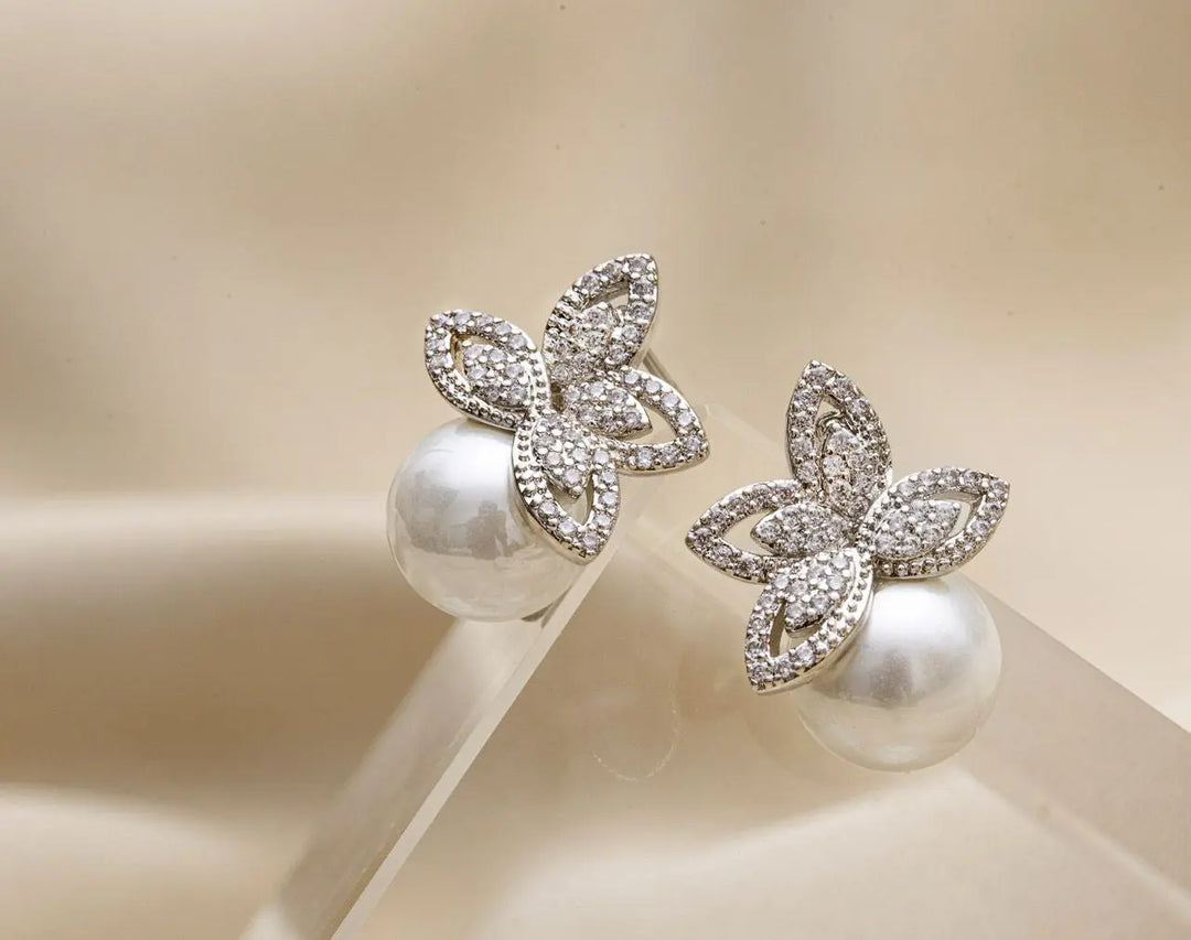 BOUCLES D’OREILLES MARIAGE FLEUR CRISTAUX & PERLE – PLAQUÉ ARGENT ER1101 G.Westerleigh