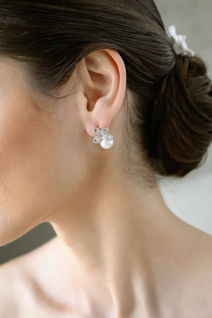 BOUCLES D’OREILLES MARIAGE FLEUR CRISTAUX & PERLE – PLAQUÉ ARGENT ER1101 G.Westerleigh