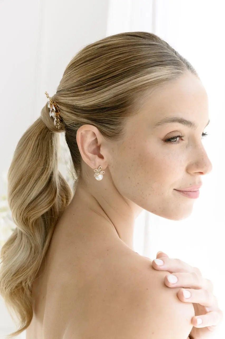 BOUCLES D’OREILLES MARIAGE FLEUR CRISTAUX & PERLE – PLAQUÉ OR ER1101G G.Westerleigh