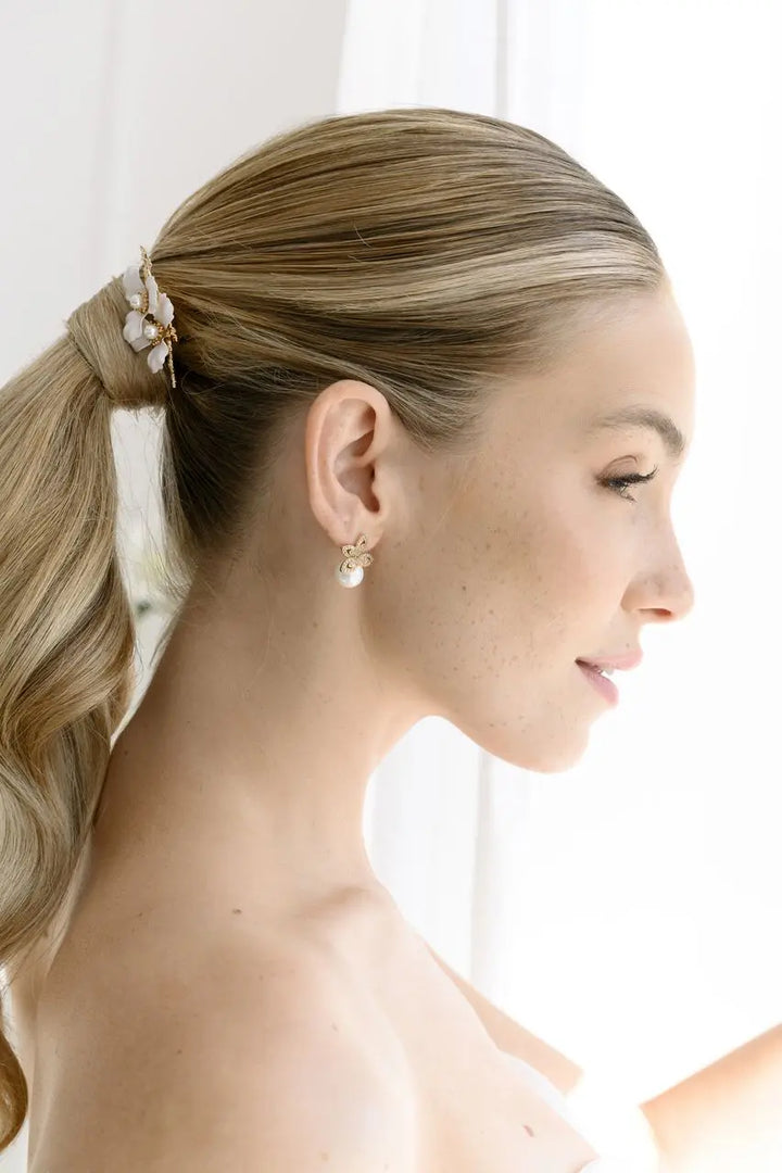 BOUCLES D’OREILLES MARIAGE FLEUR CRISTAUX & PERLE – PLAQUÉ OR ER1101G G.Westerleigh