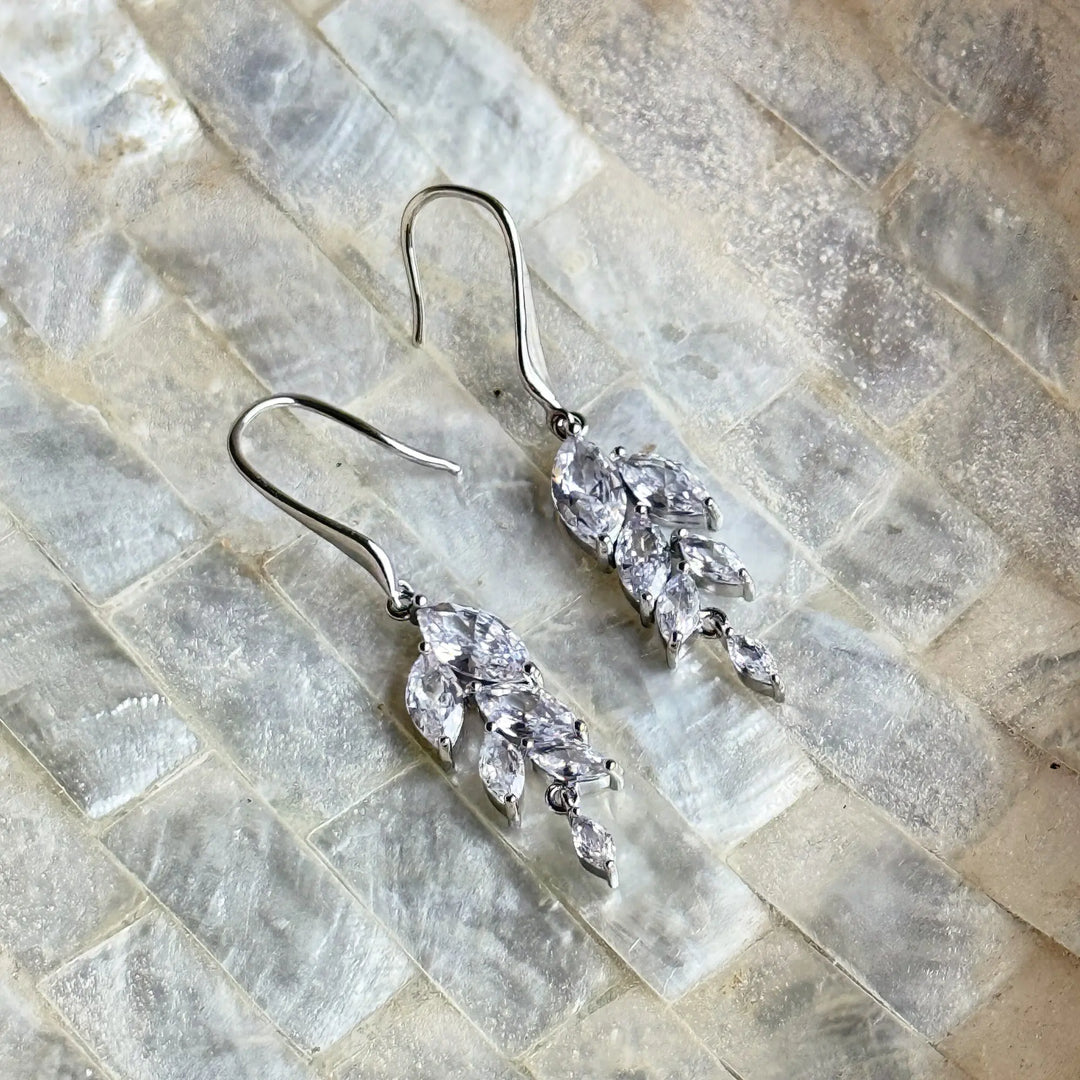 BOUCLES D’OREILLES MARIAGE KESWICK – CRISTAUX FEUILLAGE ZIRCONS AAA Ivory and co