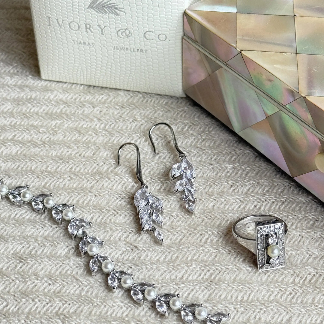 BOUCLES D’OREILLES MARIAGE KESWICK – CRISTAUX FEUILLAGE ZIRCONS AAA Ivory and co