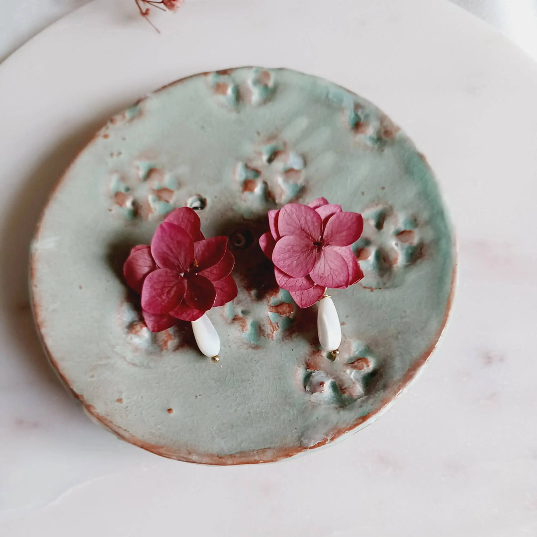 Petites boucles d'oreilles à Hortensias lie de vin. L'atelier du 6