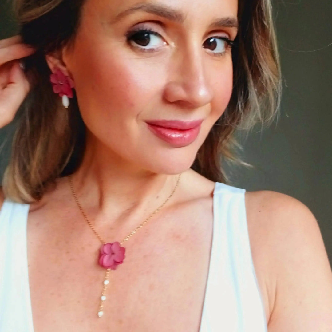 Petites boucles d'oreilles à Hortensias lie de vin. L'atelier du 6