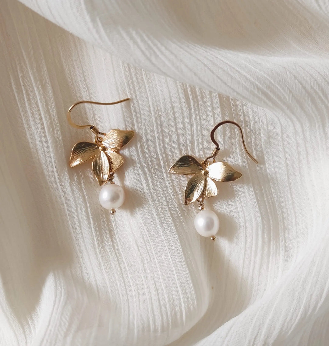 BOUCLES D’OREILLES MARIÉE ORCHIDÉES & PERLES — CHLOÉ Petite Léonie