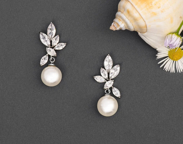 BOUCLES D’OREILLES MARIÉE PERLES IVOIRE ET CRISTAUX ZIRCONIUM – ER077S G.Westerleigh