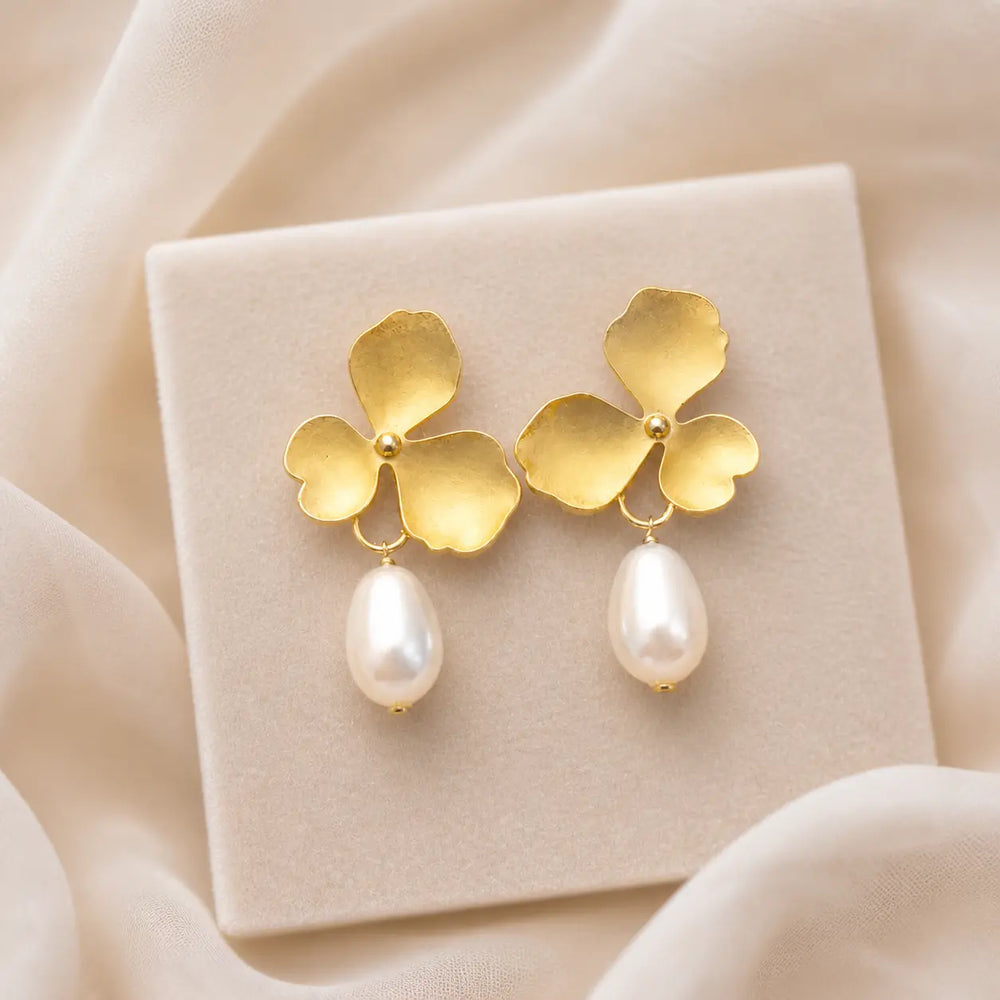 BOUCLES D’OREILLES MARIÉE VALENTINE – FLEUR DORÉE & PERLE Hortense