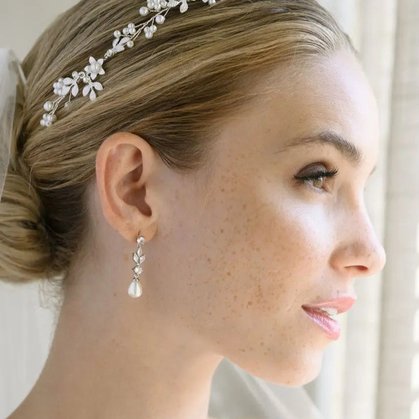 BOUCLES D’OREILLES PENDANTES MARIÉE PERLES IVOIRE ET CRISTAUX – ER092S G.Westerleigh