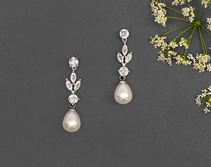 BOUCLES D’OREILLES PENDANTES MARIÉE PERLES IVOIRE ET CRISTAUX – ER092S G.Westerleigh