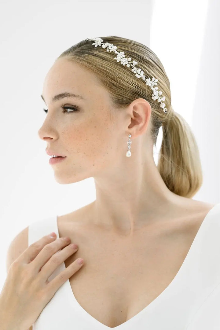 BOUCLES D’OREILLES PENDANTES MARIÉE PERLES IVOIRE ET CRISTAUX – ER092S G.Westerleigh