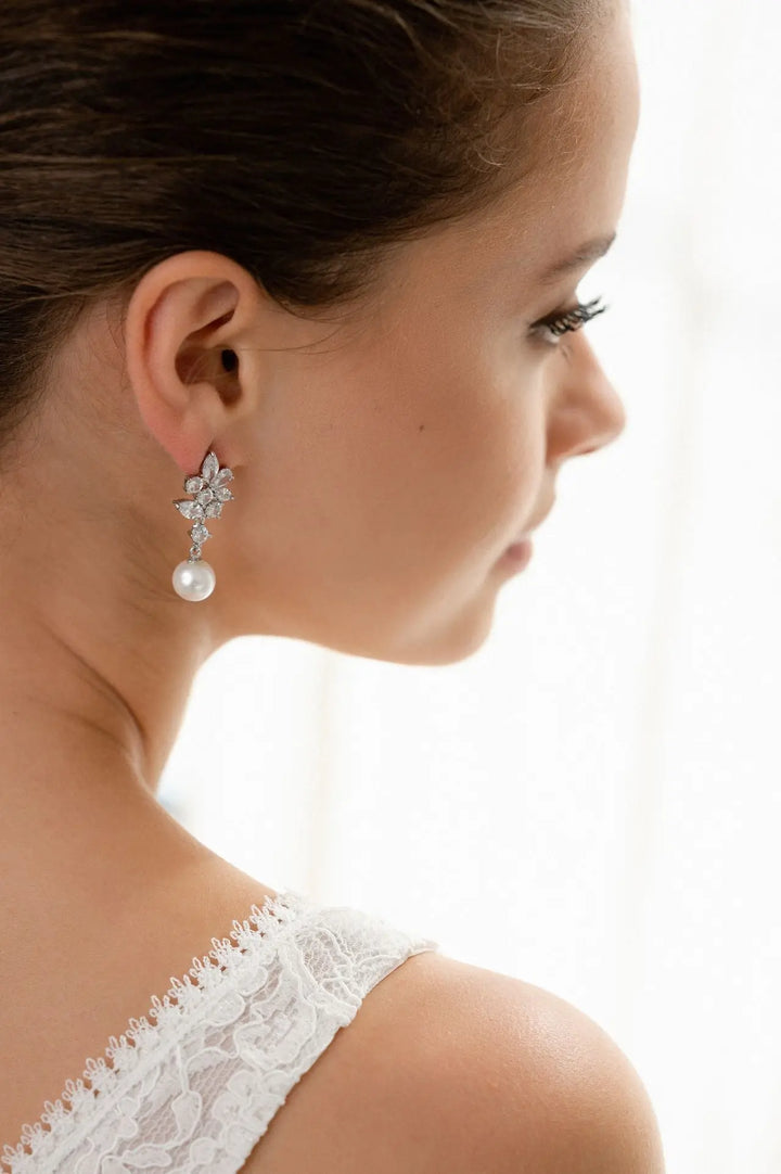 BOUCLES D’OREILLES PENDANTES MARIÉE PERLES IVOIRE ET CRISTAUX – ER4149 G.Westerleigh
