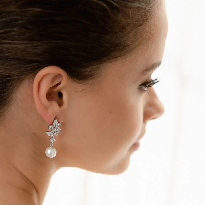 BOUCLES D’OREILLES PENDANTES MARIÉE PERLES IVOIRE ET CRISTAUX – ER4149 G.Westerleigh