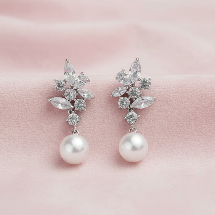BOUCLES D’OREILLES PENDANTES MARIÉE PERLES IVOIRE ET CRISTAUX – ER4149 G.Westerleigh