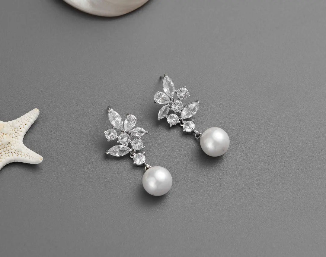 BOUCLES D’OREILLES PENDANTES MARIÉE PERLES IVOIRE ET CRISTAUX – ER4149 G.Westerleigh