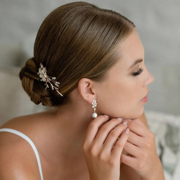 BOUCLES D’OREILLES PENDANTES MARIÉE PERLES IVOIRE ET CRISTAUX – ER4149 G.Westerleigh