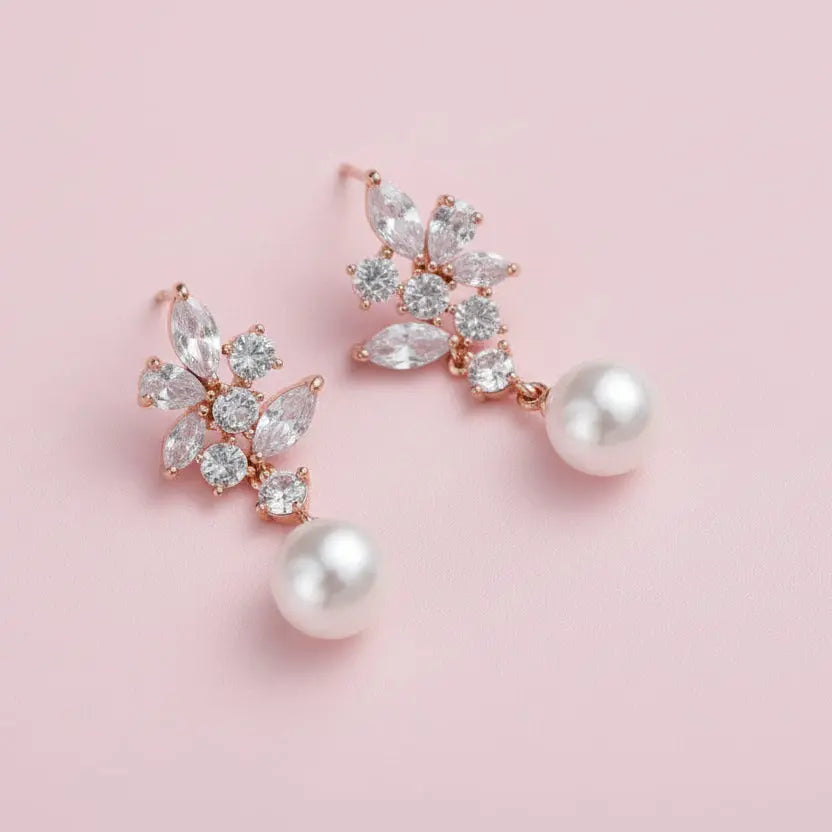 BOUCLES D’OREILLES PENDANTES MARIÉE PERLES IVOIRE ET CRISTAUX – ER4149 G.Westerleigh