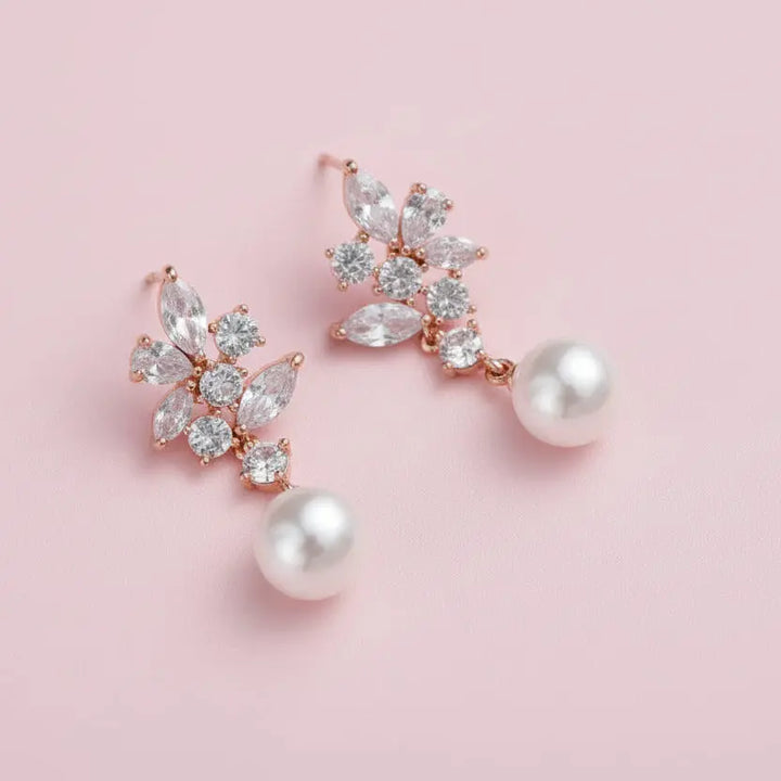 BOUCLES D’OREILLES PENDANTES MARIÉE PERLES IVOIRE ET CRISTAUX – ER4149 G.Westerleigh