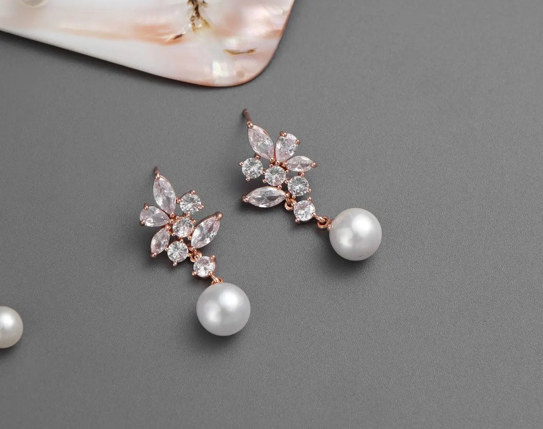 BOUCLES D’OREILLES PENDANTES MARIÉE PERLES IVOIRE ET CRISTAUX – ER4149 G.Westerleigh