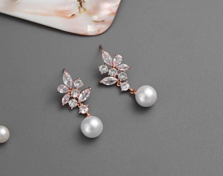 BOUCLES D’OREILLES PENDANTES MARIÉE PERLES IVOIRE ET CRISTAUX – ER4149 G.Westerleigh