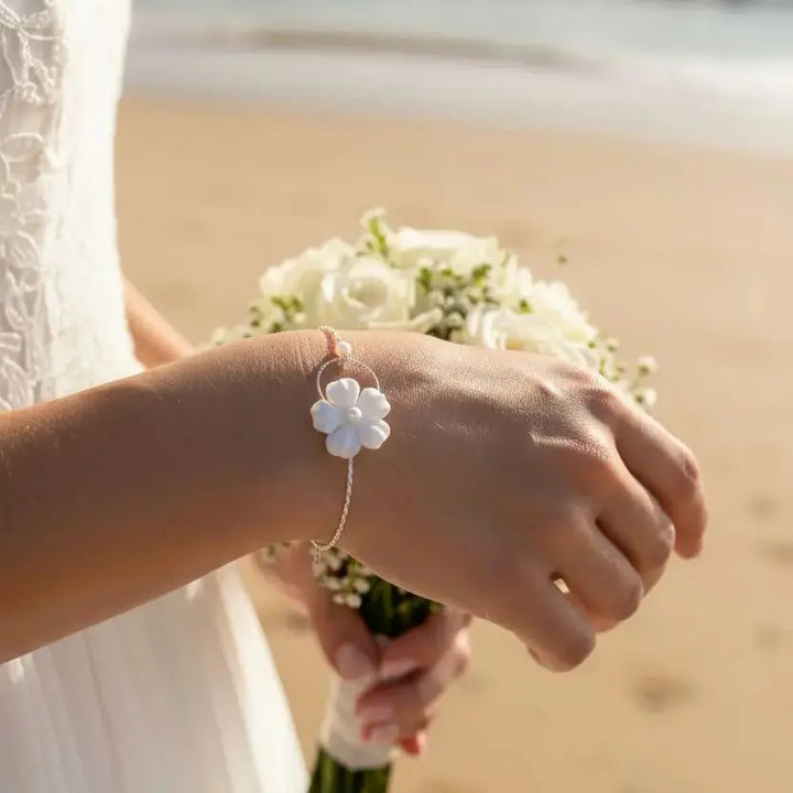 Bracelet de mariée à fleur blanche en tissu et perle nacrée.: Argent L'atelier du 6