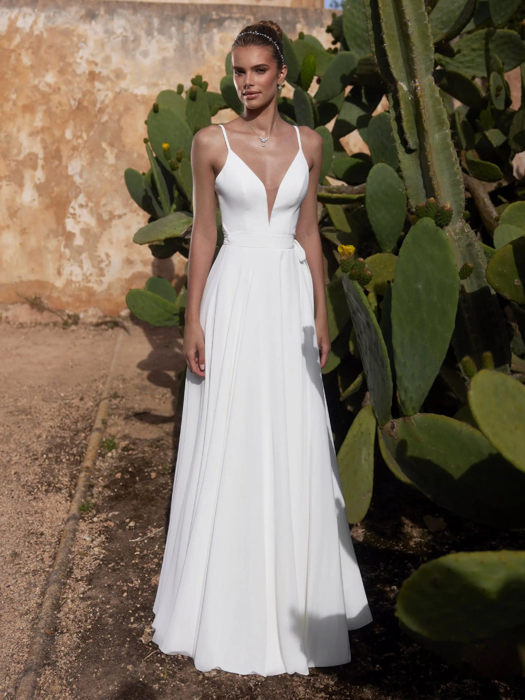 BUSTIER DE MARIÉE E461 EN CRÊPE STRETCH – DÉCOLLETÉ EN V ET FINES BRETELLES Bianco Evento