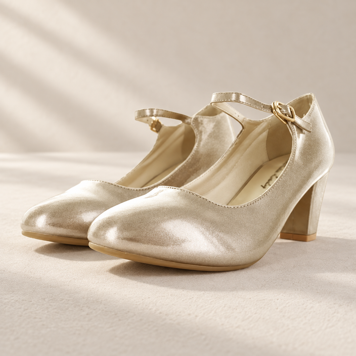 Babies de mariée Mary Jane – cuir verni doré – talon 6 cm – 821 — paire en studio beige