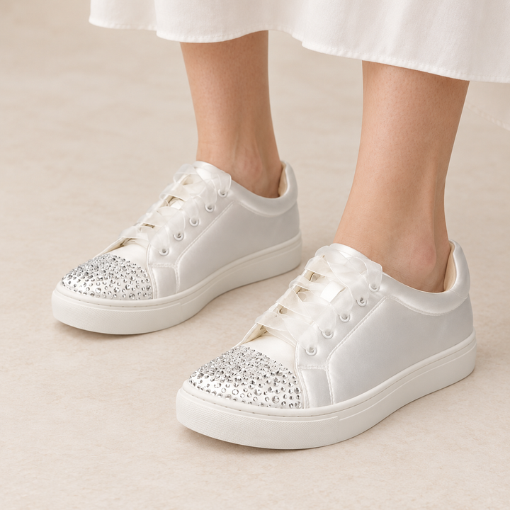 Baskets de mariée – satin ivoire teintable et strass – 941 — portee en studio beige