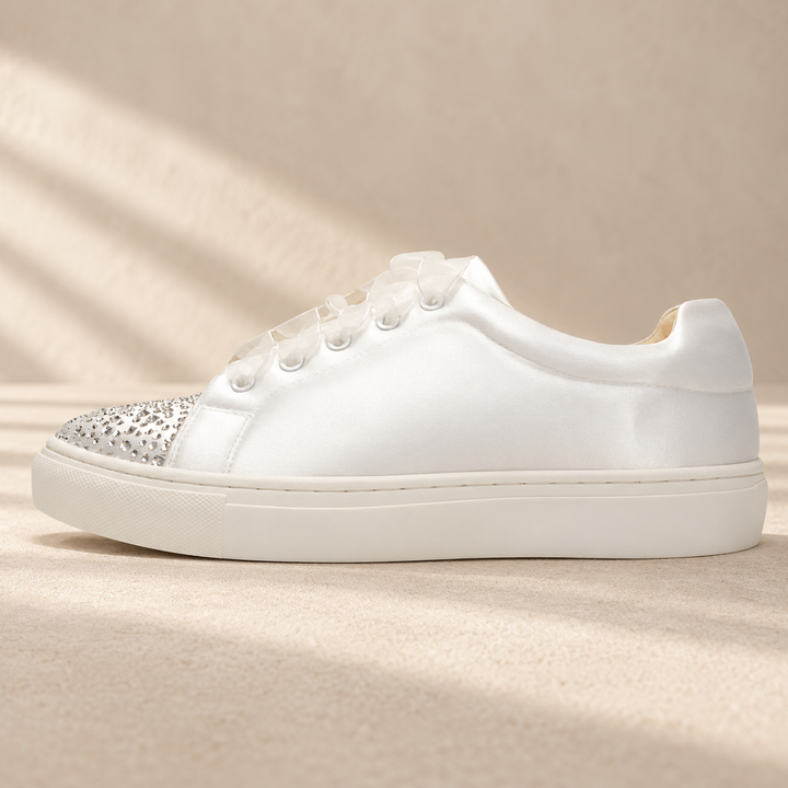 Baskets de mariée – satin ivoire teintable et strass – 941 — profil en studio beige